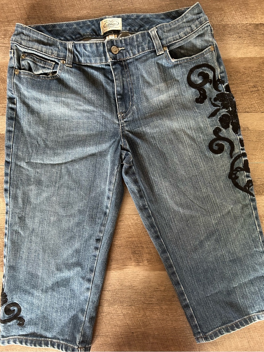 White House Black Market Blanc Cropped Jeans with Black Floral Embroidery